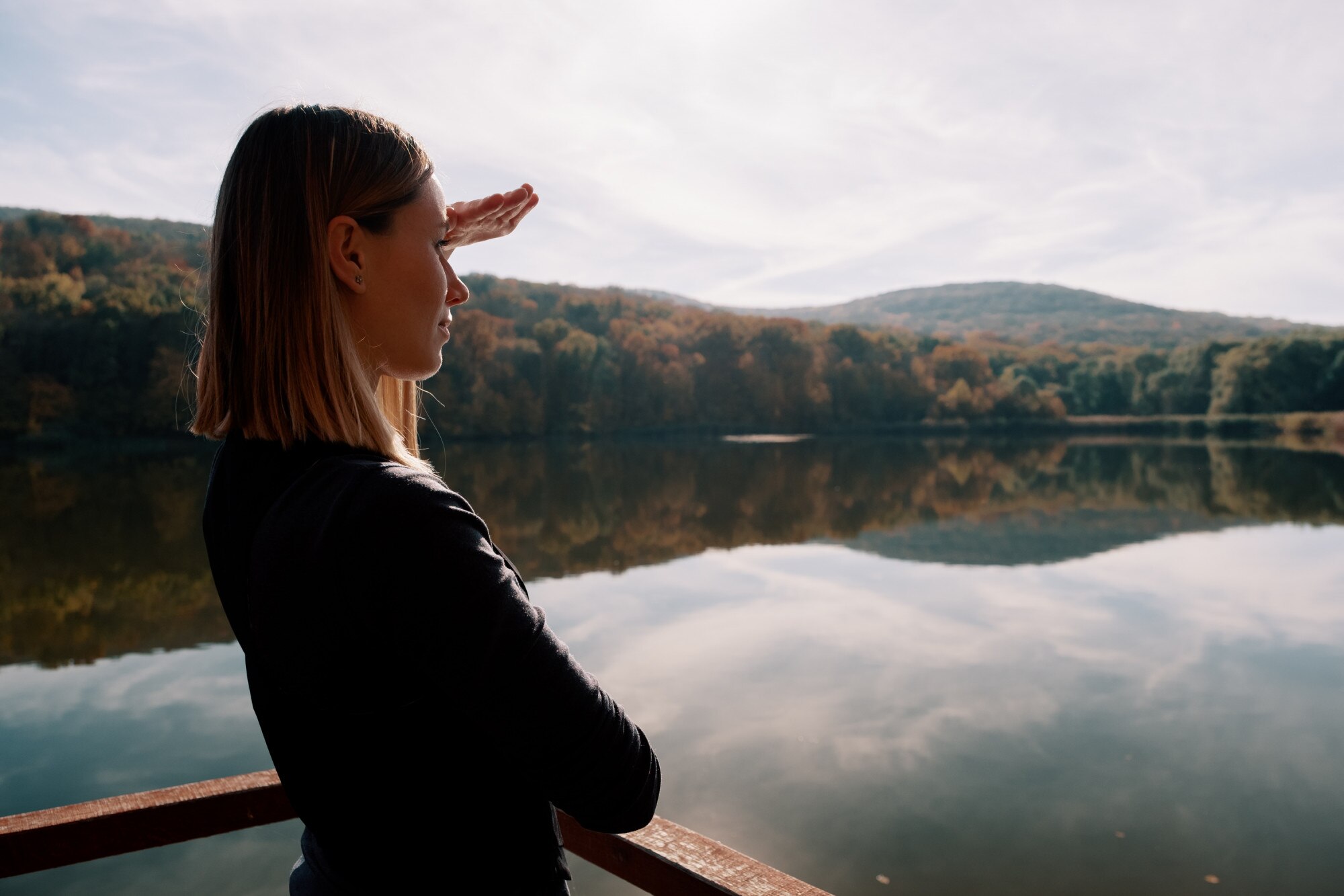 Persona mirando al horizonte con claridad