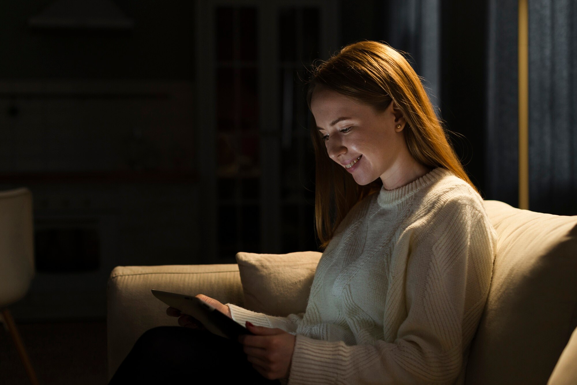Persona leyendo con buena iluminación